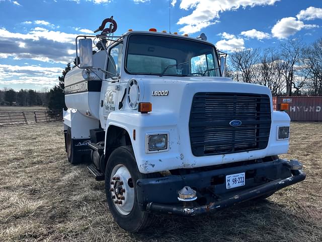 Image of Ford L8000 equipment image 4