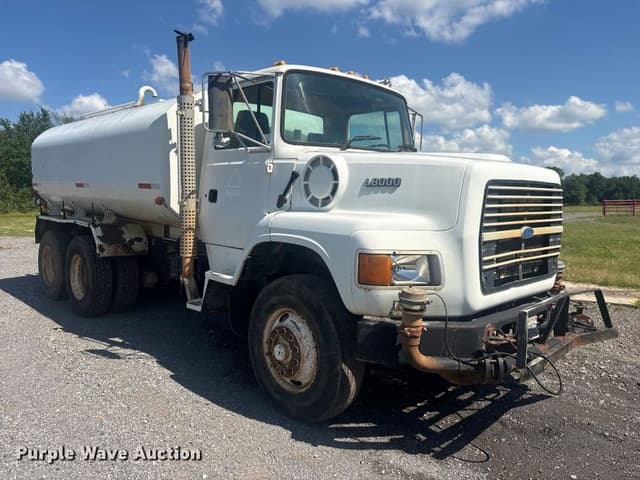 Image of Ford L8000 equipment image 2