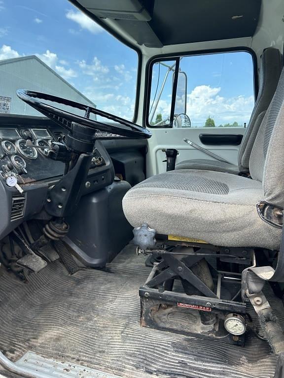 Image of Ford L8000 equipment image 4