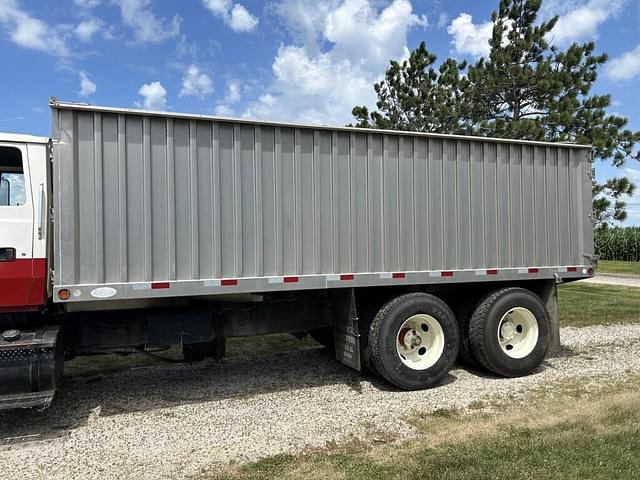 Image of Ford L8000 equipment image 3