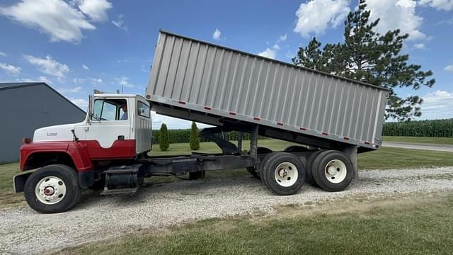 Image of Ford L8000 equipment image 1