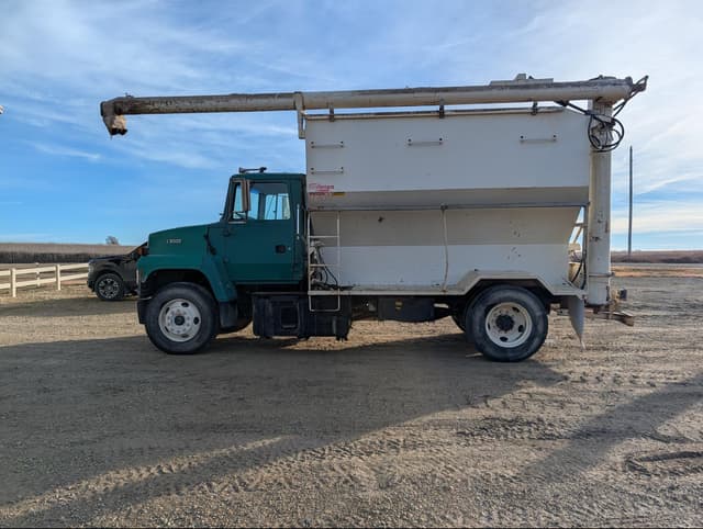 Image of Ford L9000 equipment image 3