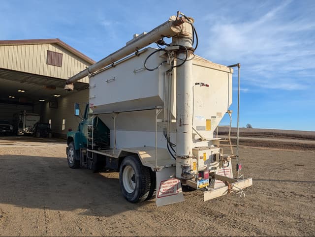 Image of Ford L9000 equipment image 4