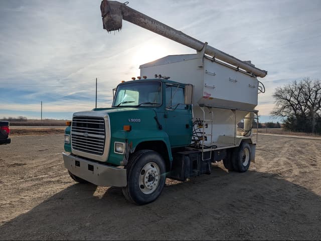 Image of Ford L9000 equipment image 2