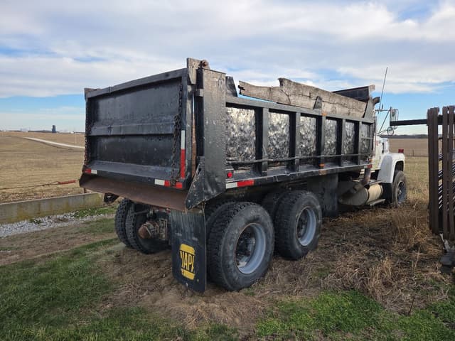 Image of Ford L9000 equipment image 3