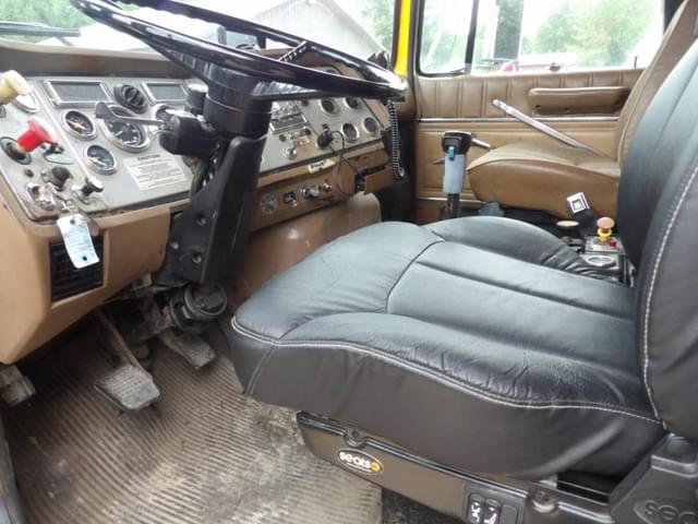 Image of Ford L9000 equipment image 2