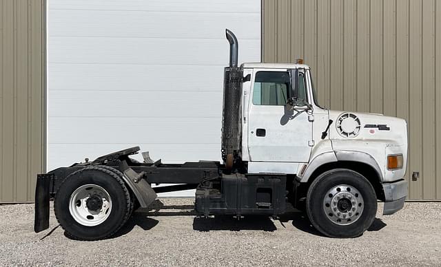 Image of Ford L9000 equipment image 2