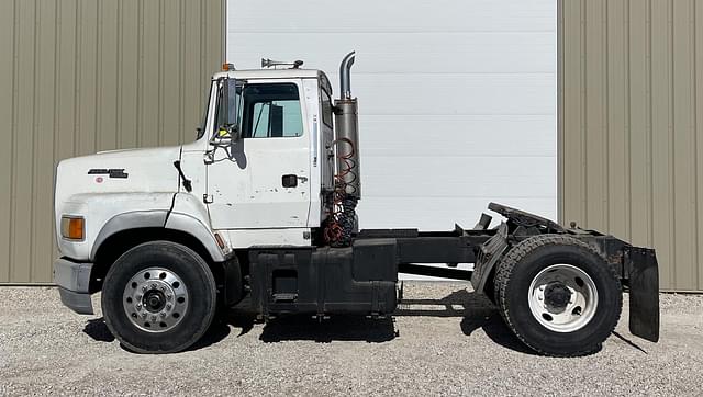 Image of Ford L9000 equipment image 3