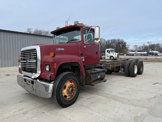 Image of Ford L8000 equipment image 1