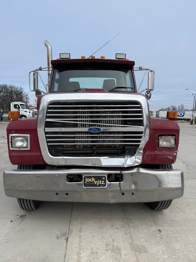 Image of Ford L8000 equipment image 3