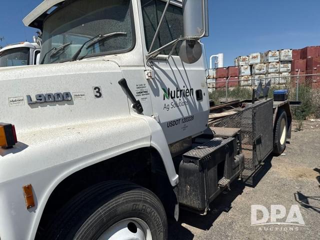 Image of Ford L9000 equipment image 2