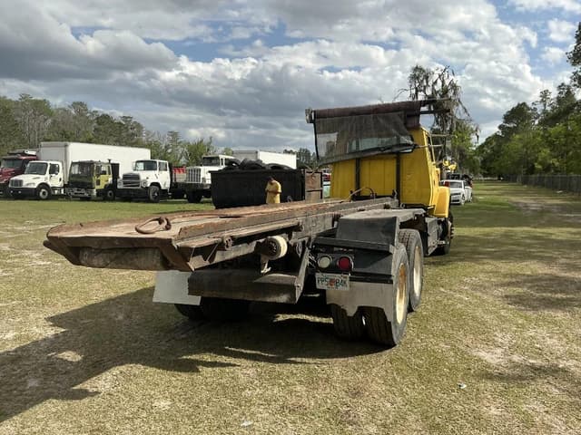 Image of Ford L8000 equipment image 4