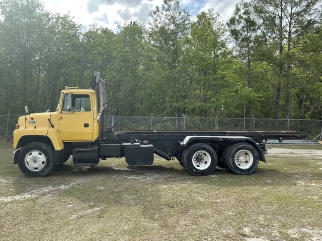 Image of Ford L8000 equipment image 1