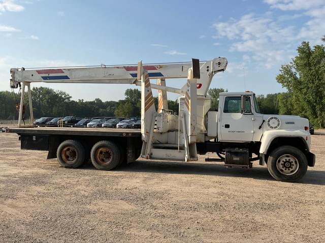 Image of Ford L8000 equipment image 3