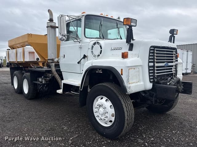 Image of Ford LT8000 equipment image 2