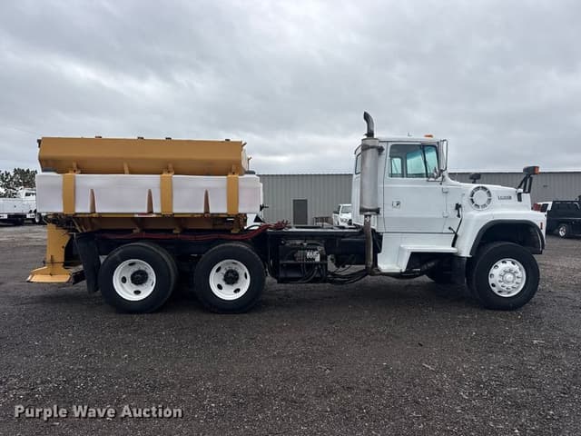Image of Ford LT8000 equipment image 3