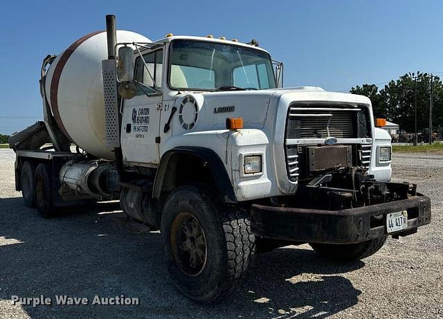 Image of Ford LT8000 equipment image 2