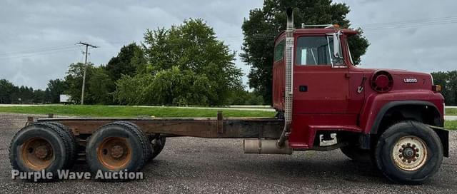 Image of Ford LT8000 equipment image 3
