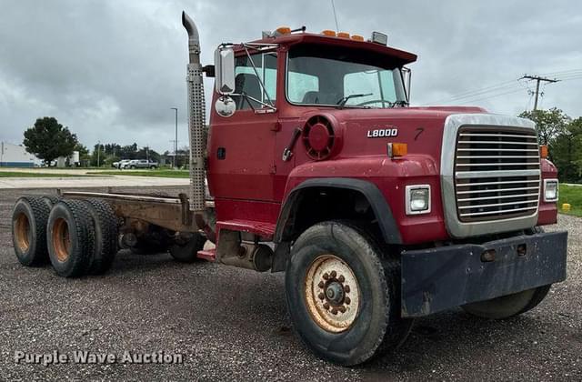 Image of Ford LT8000 equipment image 2