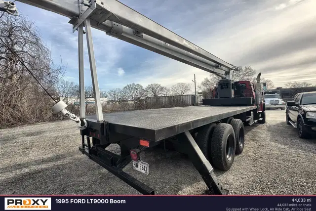 Image of Ford LT9000 equipment image 3