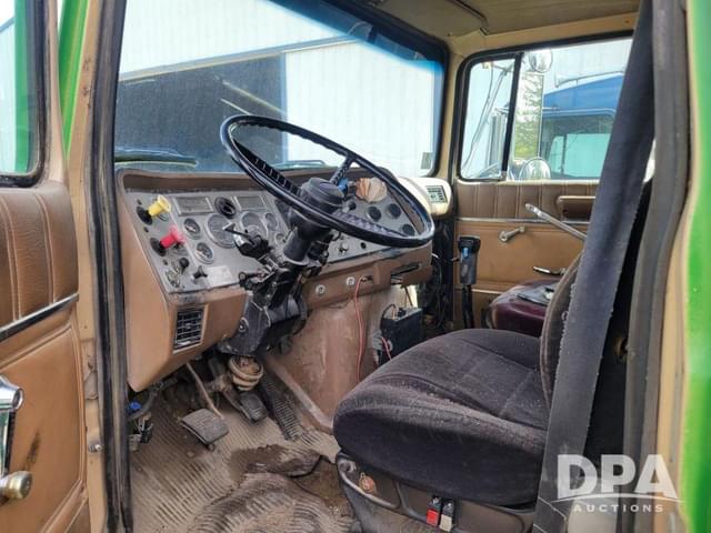 Image of Ford LT9000 equipment image 4