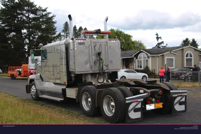 Image of Freightliner 120 equipment image 3
