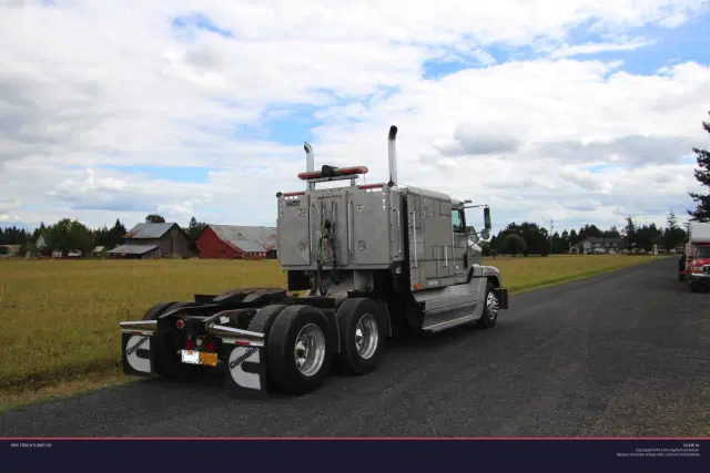 Image of Freightliner 120 equipment image 2