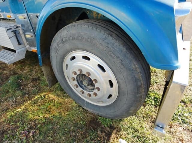 Image of Freightliner FLD132 Classic XL equipment image 4