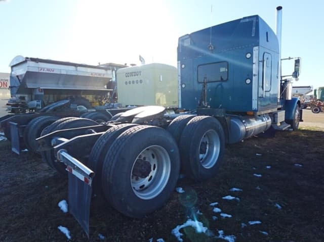 Image of Freightliner FLD132 Classic XL equipment image 2