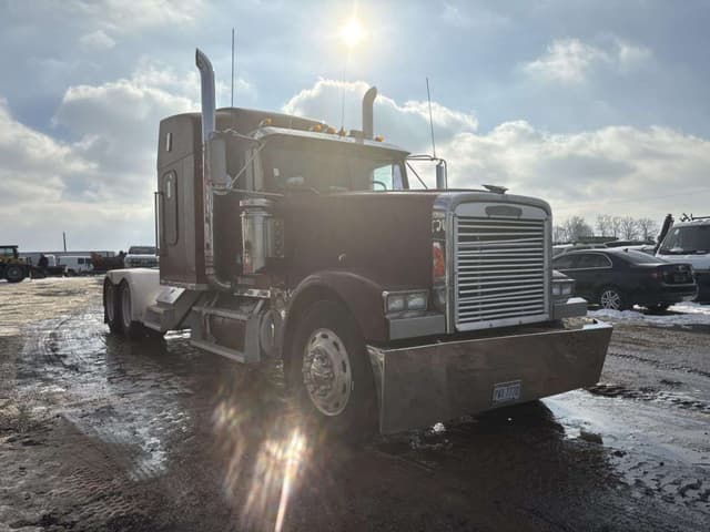 Image of Freightliner FLD120 equipment image 4