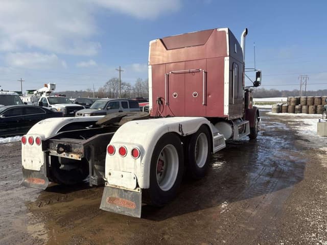 Image of Freightliner FLD120 equipment image 3