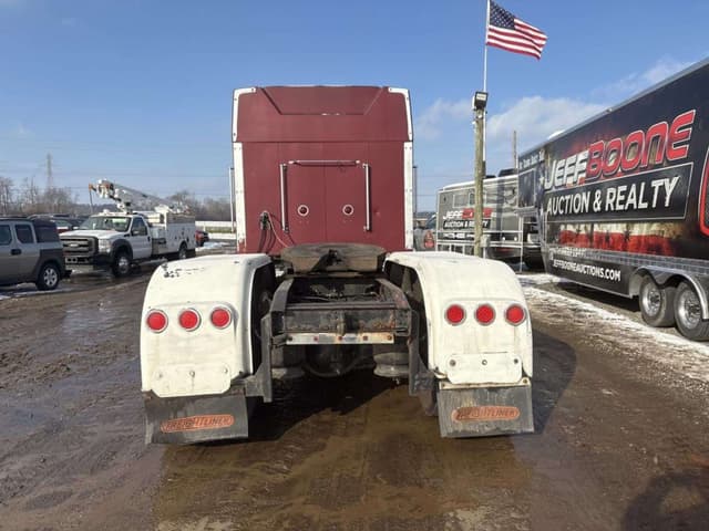 Image of Freightliner FLD120 equipment image 2