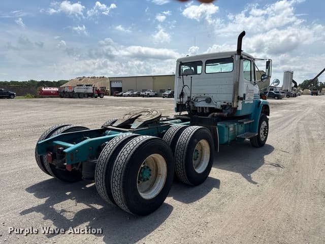Image of Freightliner FL106 equipment image 4