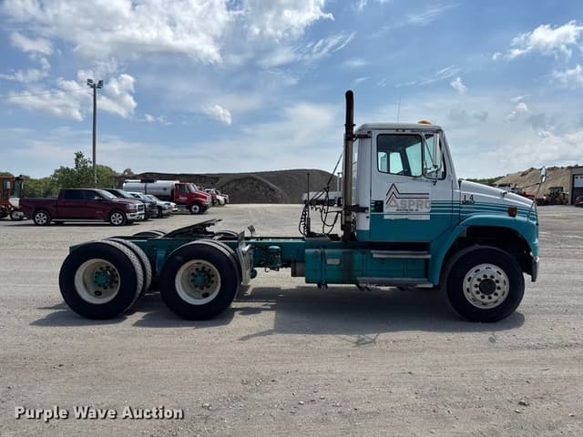 Image of Freightliner FL106 equipment image 3