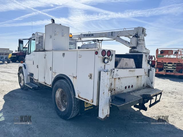 Image of Freightliner FL70 equipment image 4