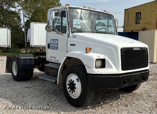 Image of Freightliner FL70 equipment image 2