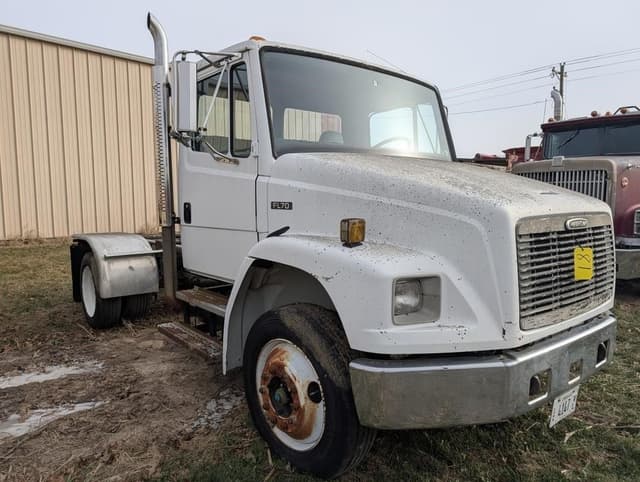 Image of Freightliner FL70 equipment image 4