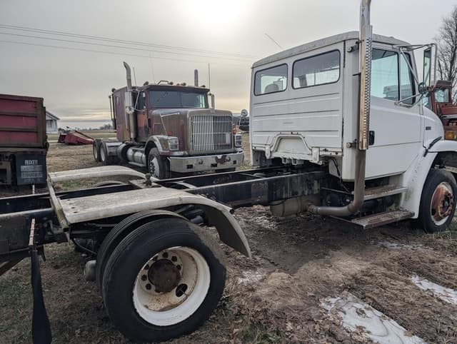 Image of Freightliner FL70 equipment image 3
