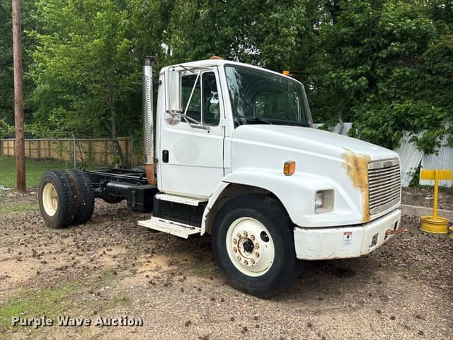 Image of Freightliner FL70 equipment image 2