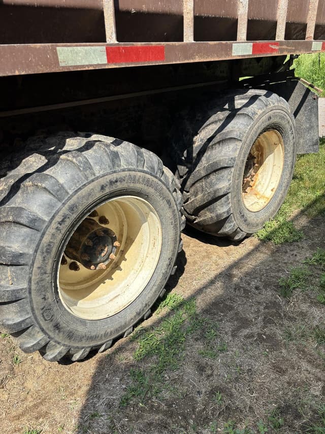 Image of Freightliner FL80 equipment image 3