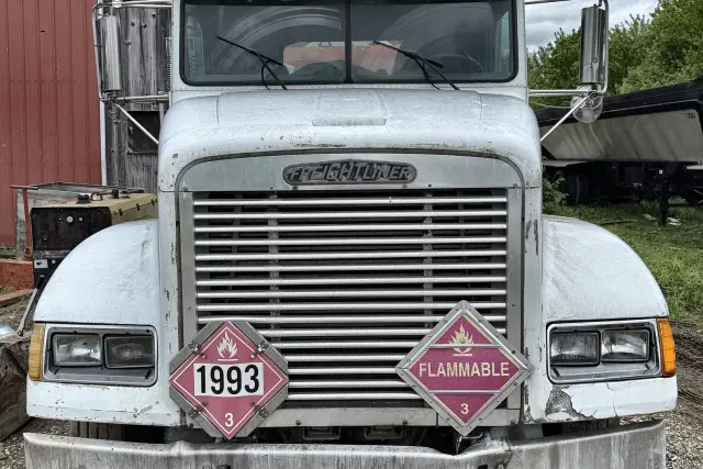 Image of Freightliner FLD equipment image 4