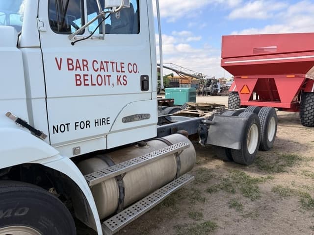 Image of Freightliner FLD112 equipment image 4