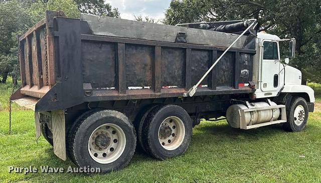 Image of Freightliner FLD120 equipment image 4