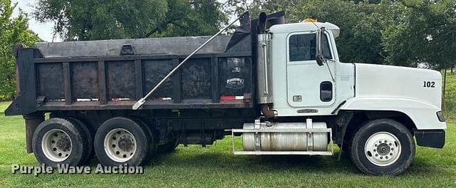 Image of Freightliner FLD120 equipment image 3