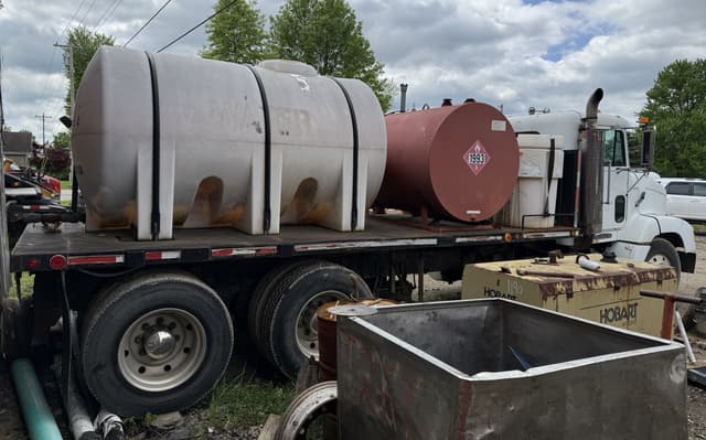 Image of Freightliner FLD112 equipment image 2