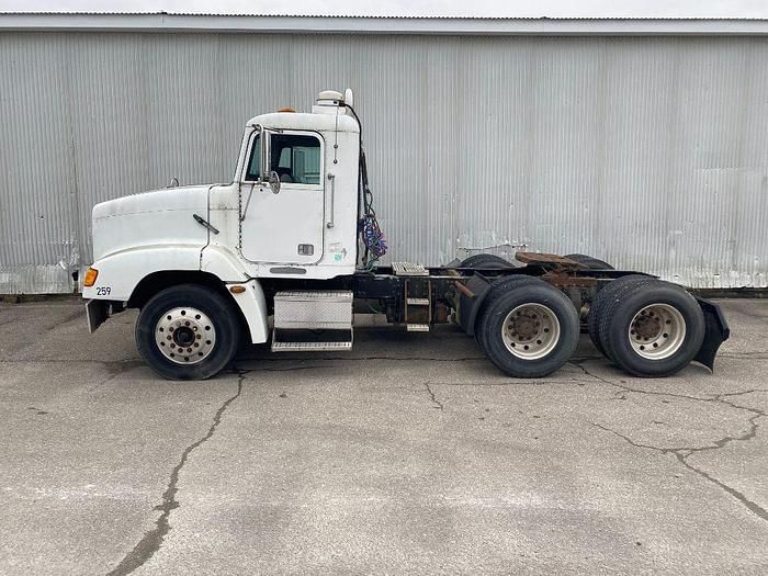 1995 Freightliner FLD112 Equipment Image0