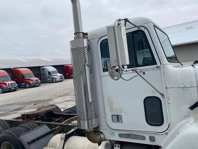 Image of Freightliner FLD112 equipment image 3