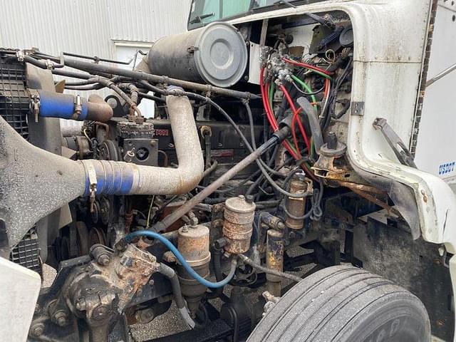 Image of Freightliner FLD112 equipment image 4