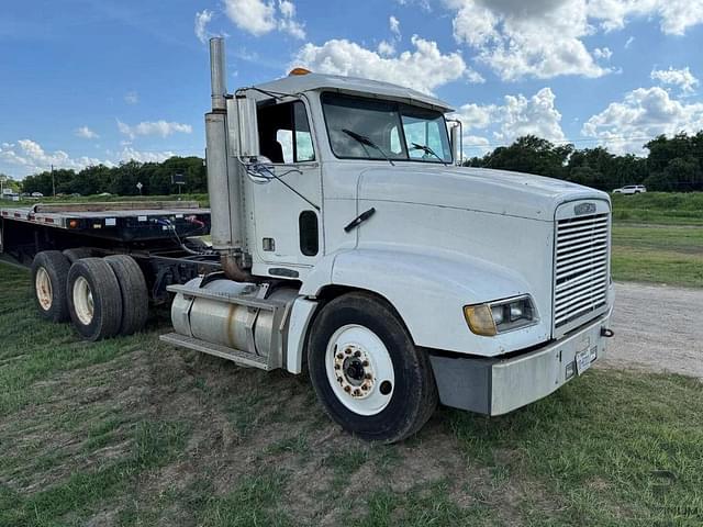 Image of Freightliner FLD112 equipment image 3