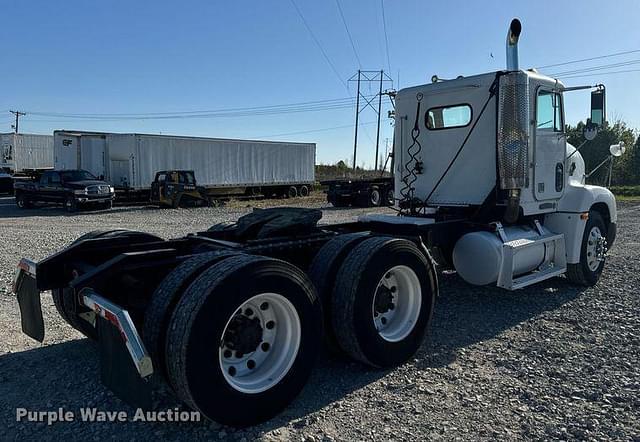 Image of Freightliner FLD112 equipment image 4